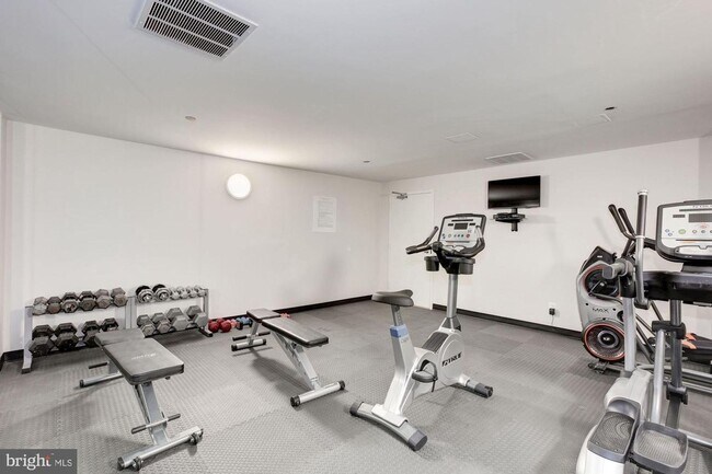 Building Photo - 1BD/1.5BA | Potomac Views & Metro Steps Away
