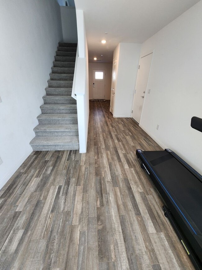 Building Photo - Modern Comfort Meets Vegas Vibes! – Utilit...