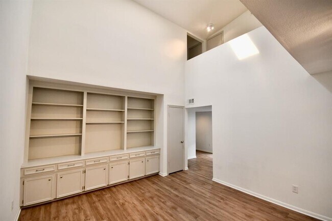 Building Photo - 4404 Basswood Ln