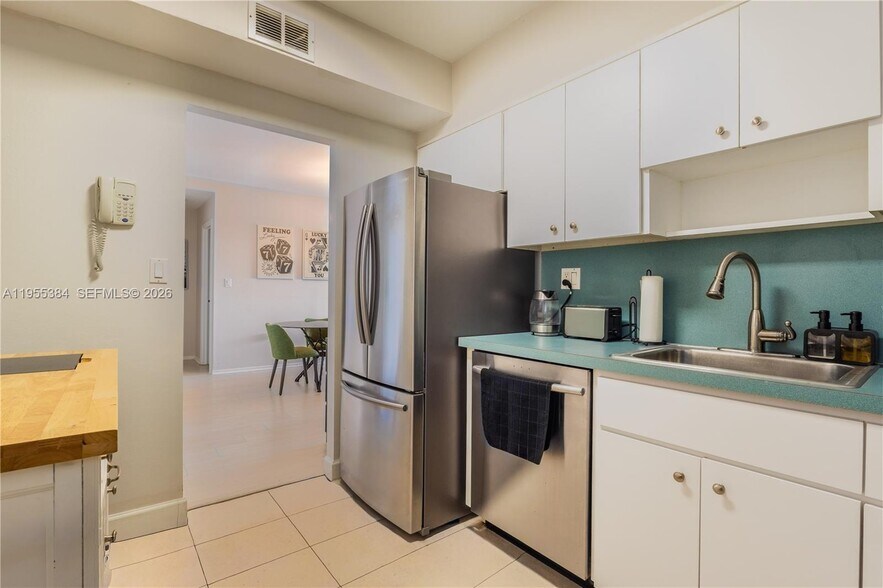 Building Photo - 300 Bayview Dr