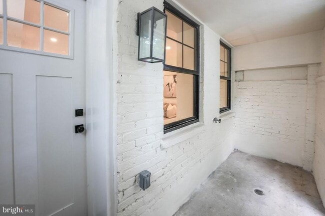 Building Photo - 812 6th St NE