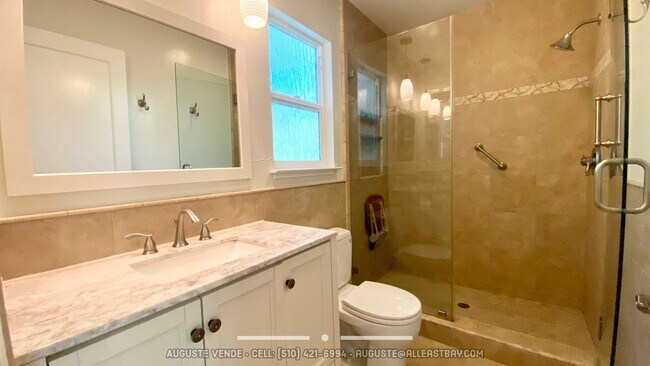 Building Photo - Lovely and RARE 3/2 single level home in O...