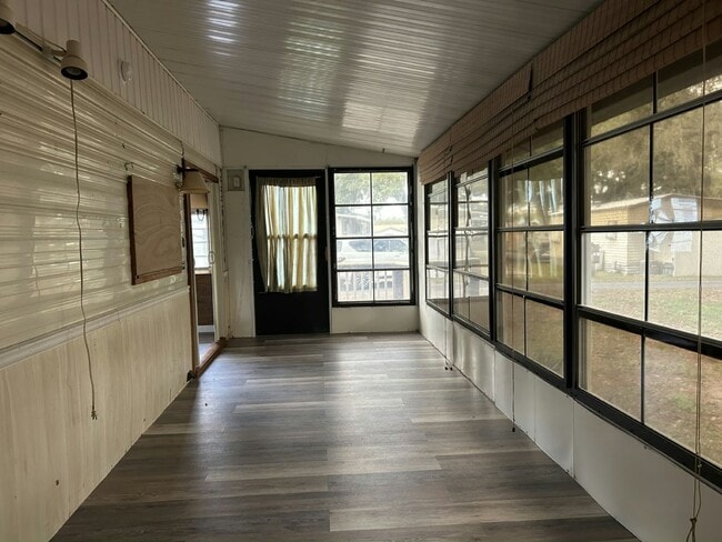 Building Photo - 38651 Tarr Dr