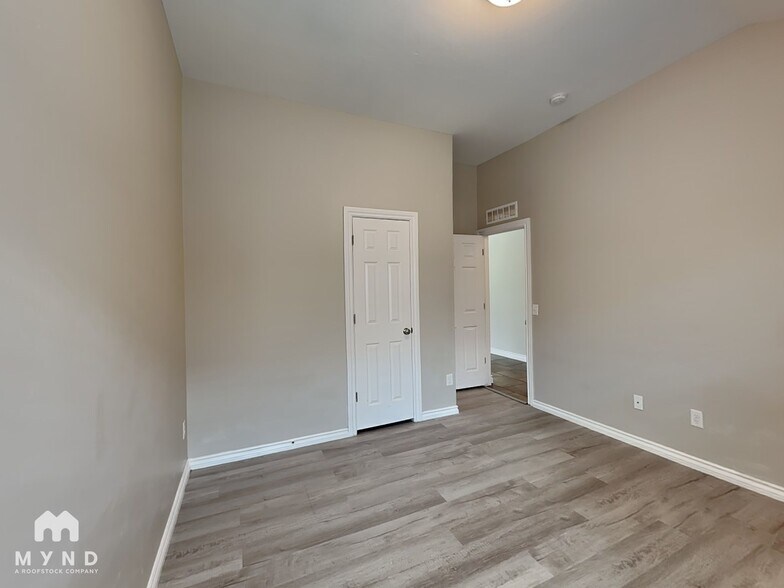 Building Photo - 1007 Merlin Dr