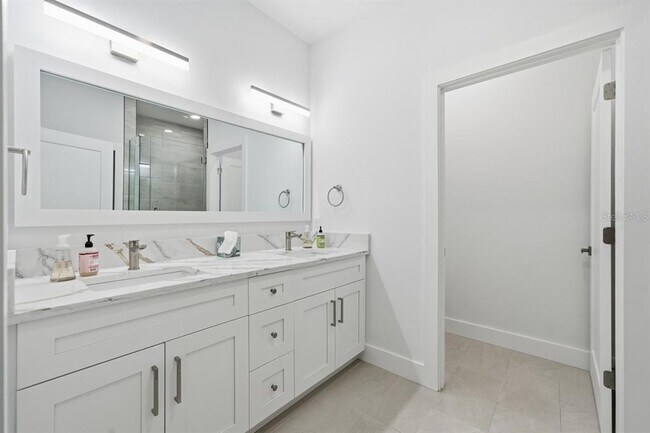 Building Photo - 1909 Gulfview Dr