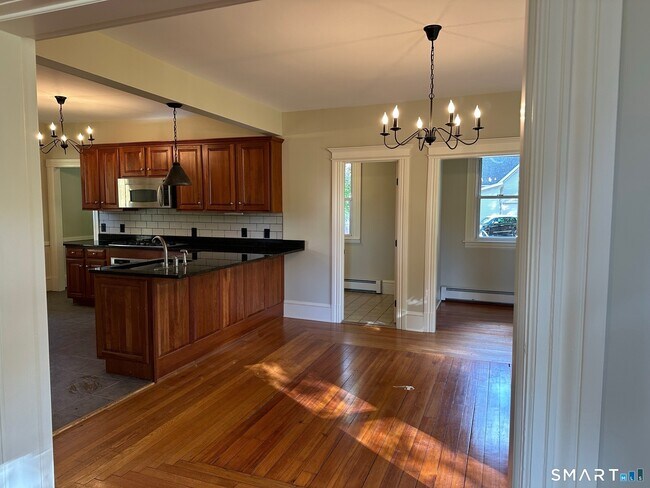 Building Photo - 380 N Main St