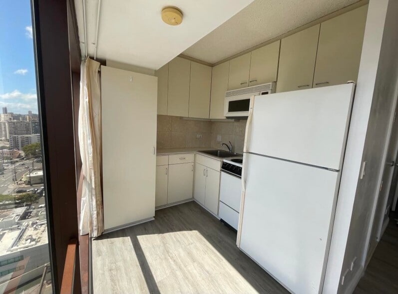 Building Photo - 1750 Kalakaua Ave