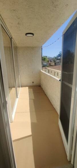 Building Photo - 745 Main St