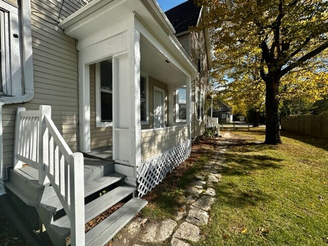 Building Photo - 338 S Quincy St