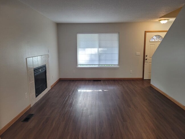 Building Photo - Beautiful 3 bedroom 2.5 bath home with lar...