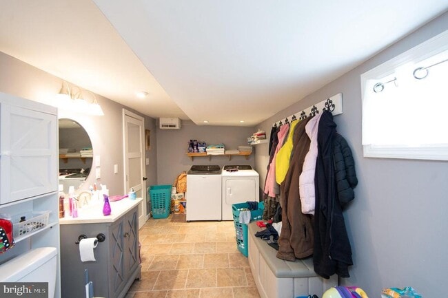 Building Photo - 113 Maple Ave