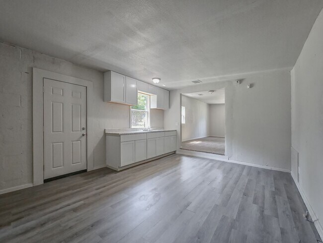 Building Photo - Newly Remodeled FOUR bedroom home in Spenc...