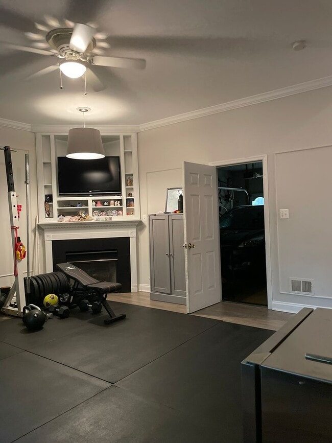Building Photo - Three Bedroom Townhouse on Eisenhower Aven...