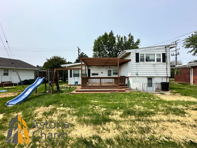 Building Photo - Spacious 4 Bedroom + Den Home with Private...