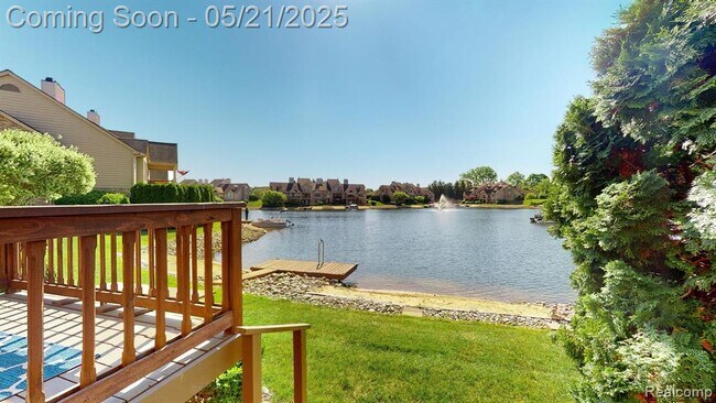 Building Photo - 18182 Blue Heron Dr W
