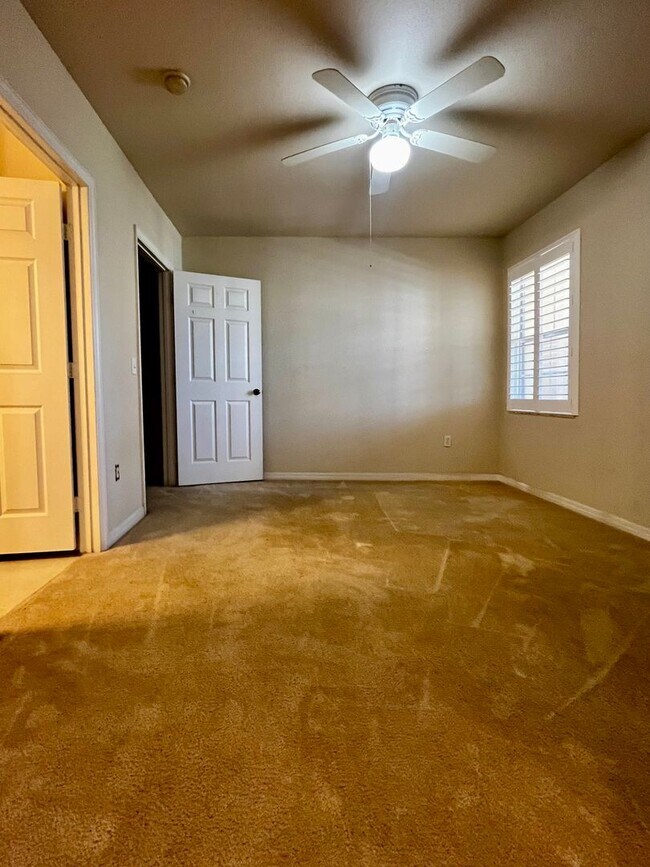 Building Photo - 1/1 unit available now for annual lease