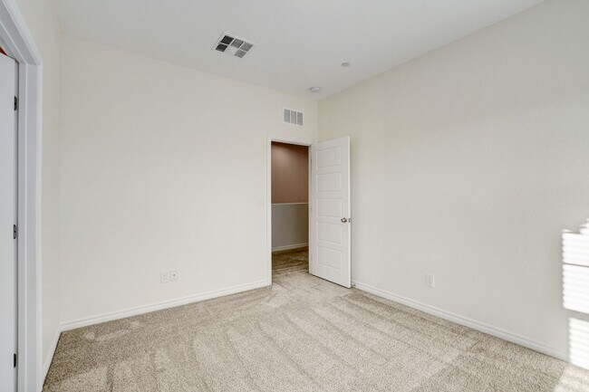 Building Photo - 4 Bedroom Townhouse in Tule Springs