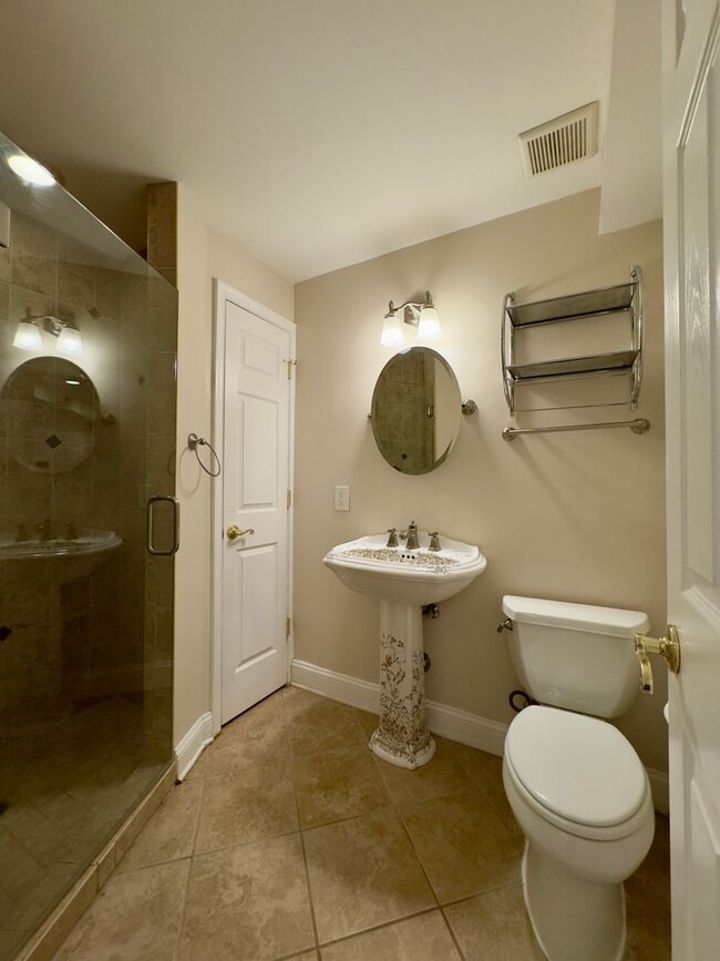 Building Photo - Charming 2 Bedroom/3.5 Bathroom Townhome in Canton, MD!