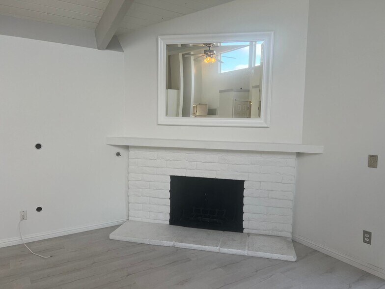 Building Photo - 15 N San Marcos Rd