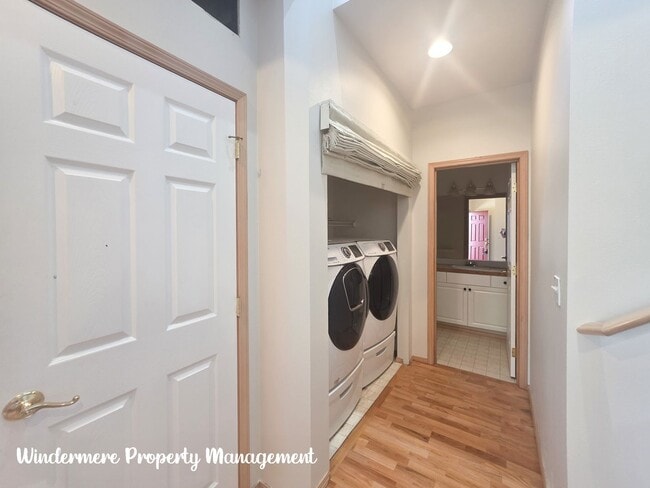 Building Photo - Bright and Spacious, Conveniently located ...