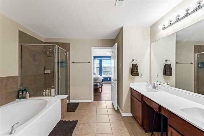 Building Photo - 512 Forest Village Cir
