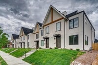 Building Photo - Amenity - Packed 3 Bedroom Townhome for Rent