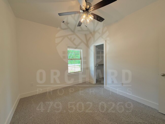 Building Photo - Single-Family Home- 2 Bed/ 2 Bath w/ Hobby...