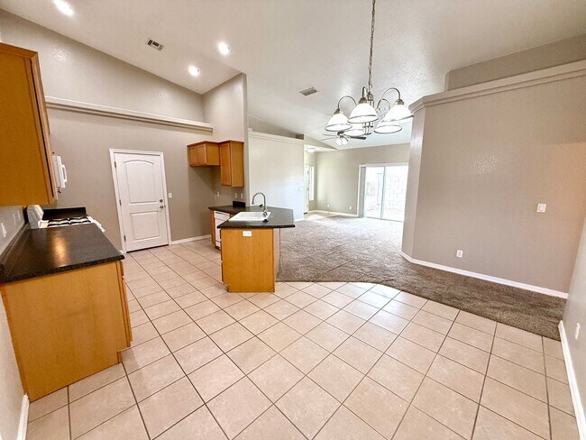 Building Photo - Move in Special! Half off 1st Month's Rent- Great 3 Bedroom Duplex near the Kingman Hospital!