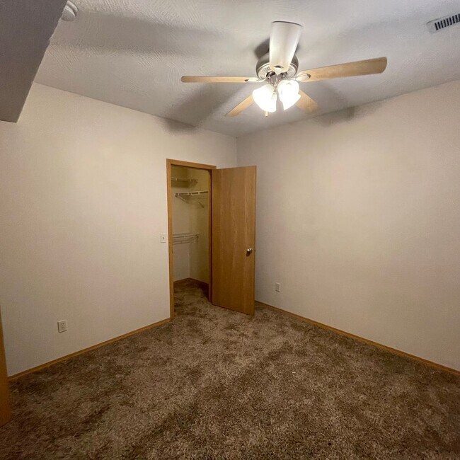 Building Photo - Beautiful 4 bedroom 3 full bathroom home available Now!