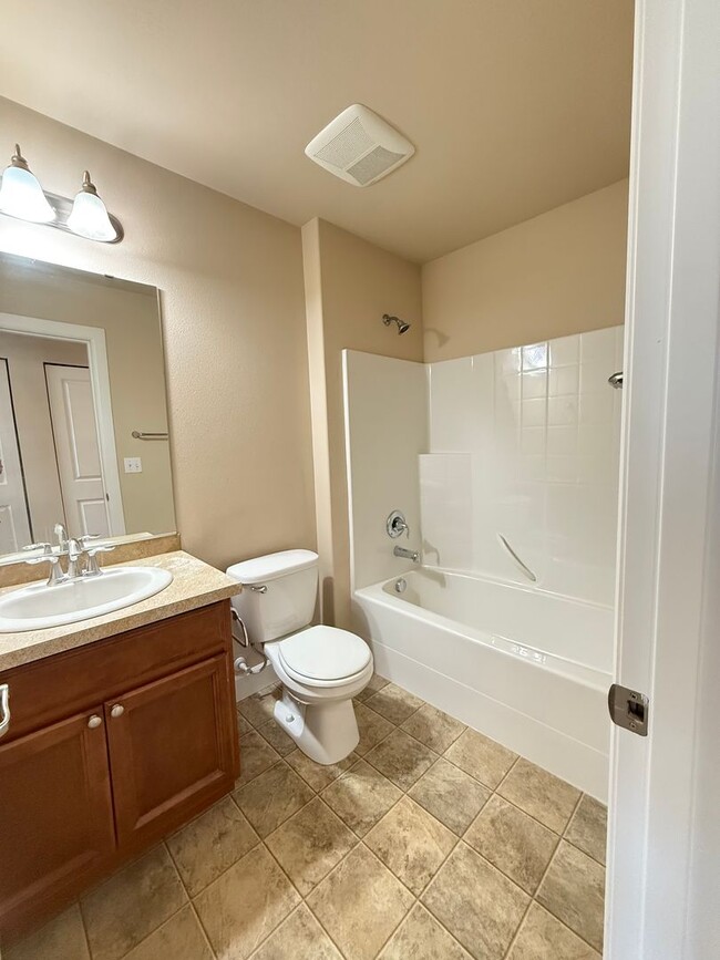 Building Photo - New! 3BD/2.5BTH Modern Townhouse in Greekb...