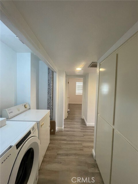 Building Photo - 1830 N Vineyard Ave