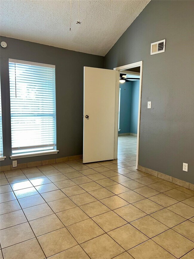 Building Photo - 6118 W Mt Houston Rd