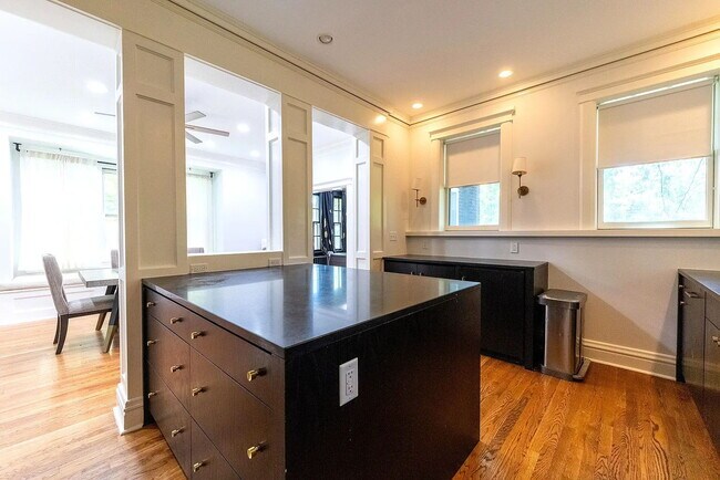 Building Photo - Gorgeous U-City Pershing Ave 4 bedroom/3 bath GEM - Fully Furnished with CLASS AND ELEGANCE - Mus...