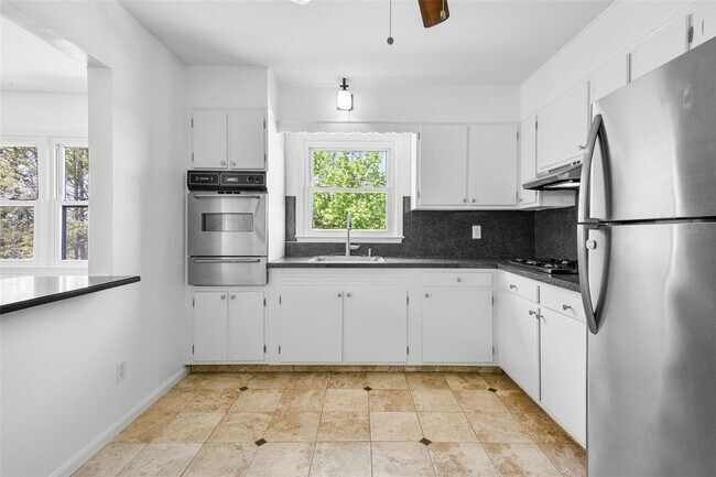 Building Photo - 237 Gainsborg Ave E