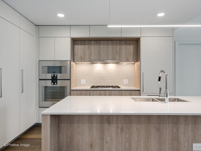 Building Photo - 211 N Harbor Dr