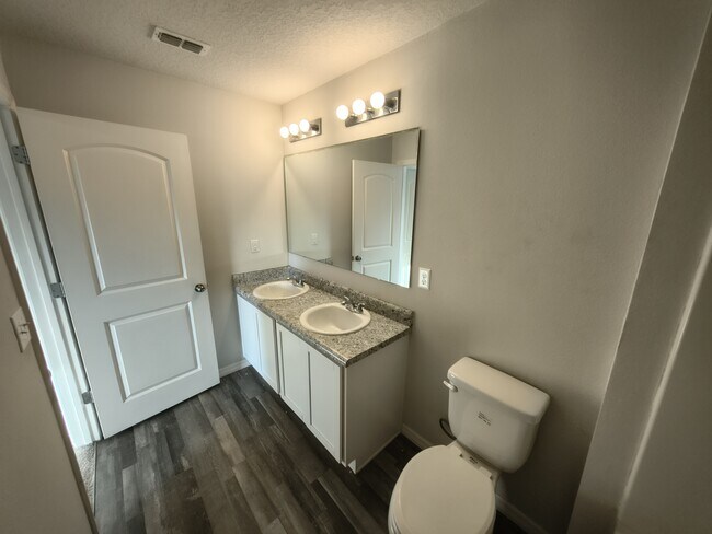 Building Photo - 275 Hyacinth Ct