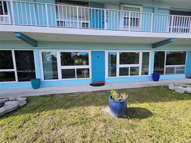 Building Photo - 733 NW 30th Ct