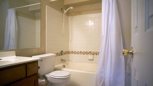 Building Photo - Comfy 2b/2ba with Outdoor Pool!