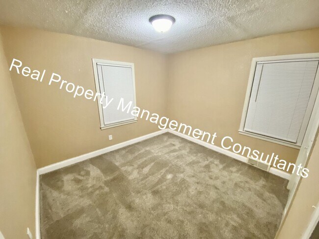 Building Photo - Charming 2-Bedroom Bungalow with Inviting ...