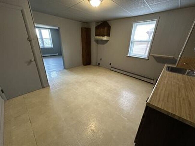 Building Photo - AVAILABLE FOR SHOWING NOW!!! 2BR/1BA  W/ Laundry Hook-Up!
