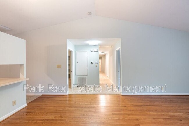 Building Photo - 201 Howell St