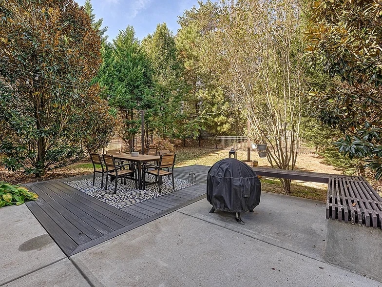 Building Photo - 5004 El Molino Dr