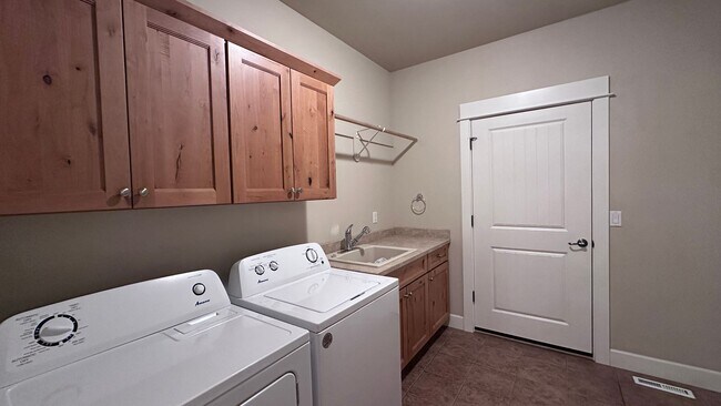 Building Photo - Sign your lease by December 31st and enjoy a $1,000 rent discount applied at move-in!