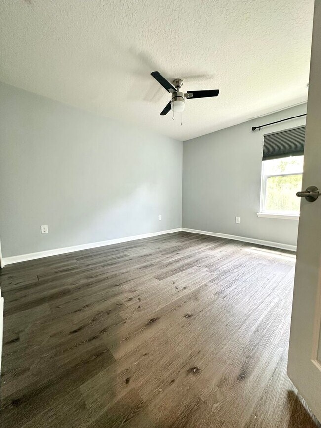 Building Photo - Modern 3-Bedroom Townhome in Gated Communi...