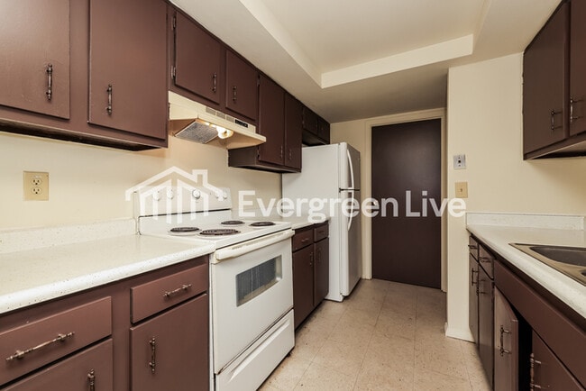 Building Photo - 5610 Troy Villa Blvd