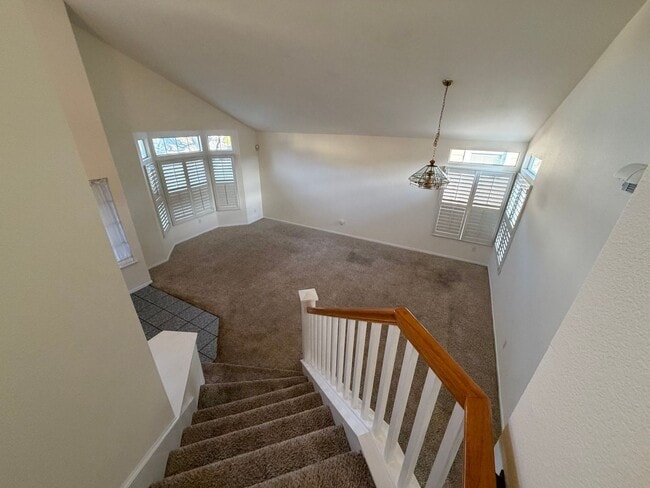 Building Photo - Welcome to this stunning 4 bedroom 2.5 bathroom home located in Hayward