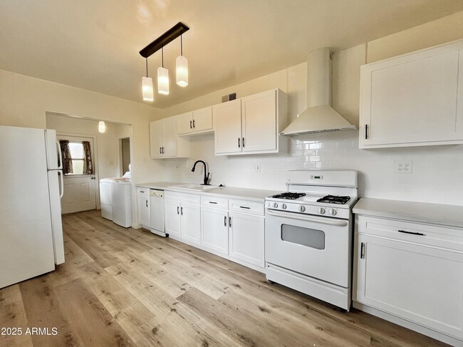 Building Photo - 4635 N 11th Pl
