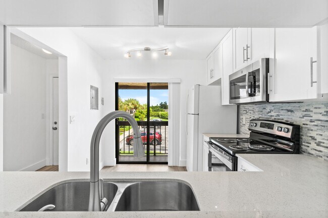 Building Photo - 5151 W Club Cir