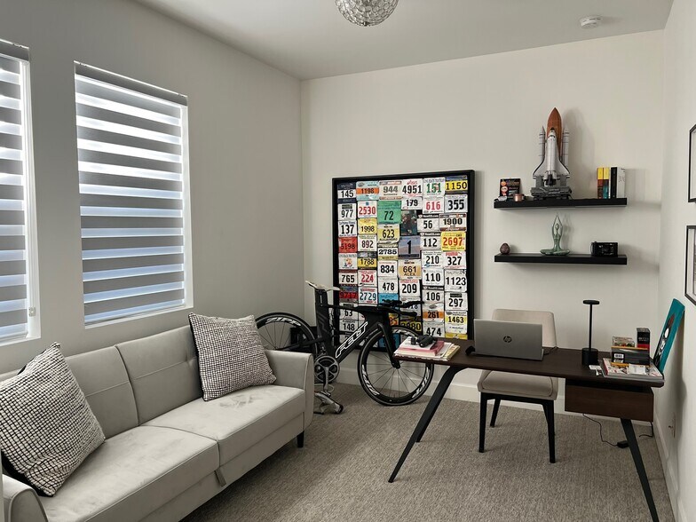 Building Photo - 300 E 4th St