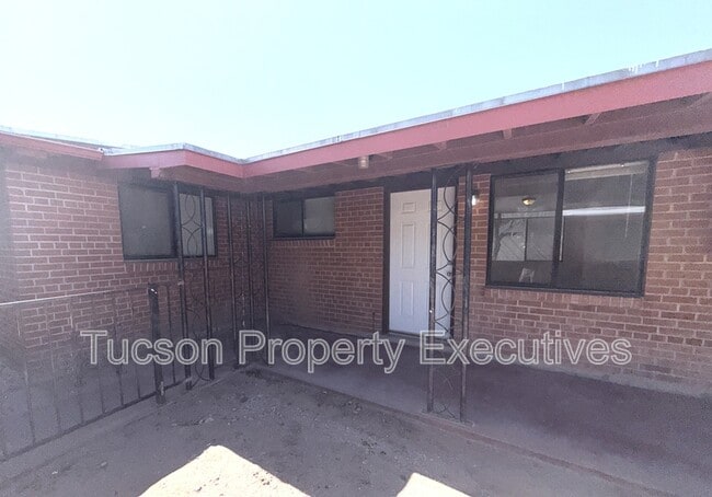 Building Photo - 1646 N Beverly Ave